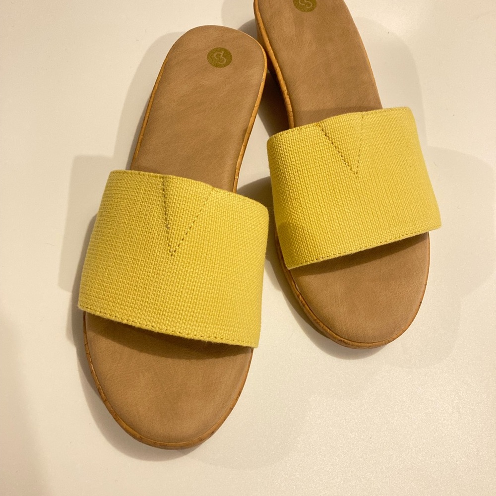 Yellow Sandals Dress Barn Slides Slip On 7.5